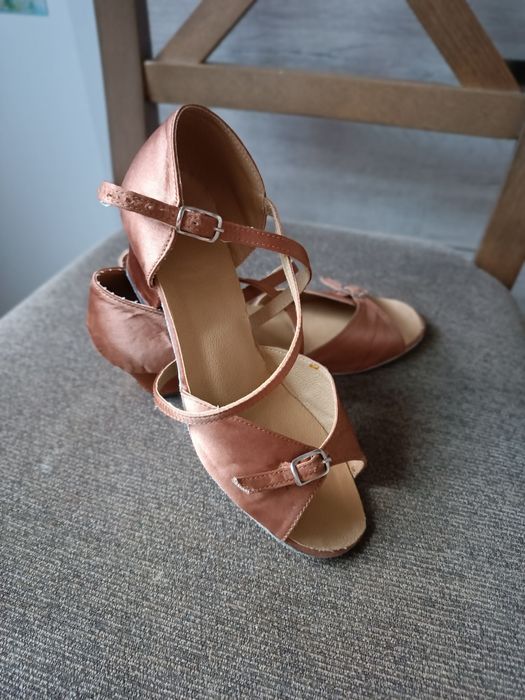 Обувки за латино и спортни танци