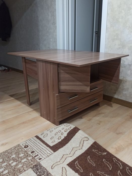 Продаю стол книжка