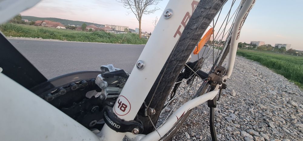 Bicicleta Crossline Traveller alba marimea M, roti 28