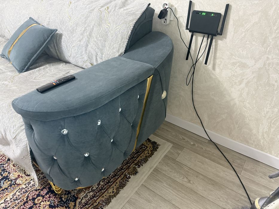 Диван в отличном состояний 4 м