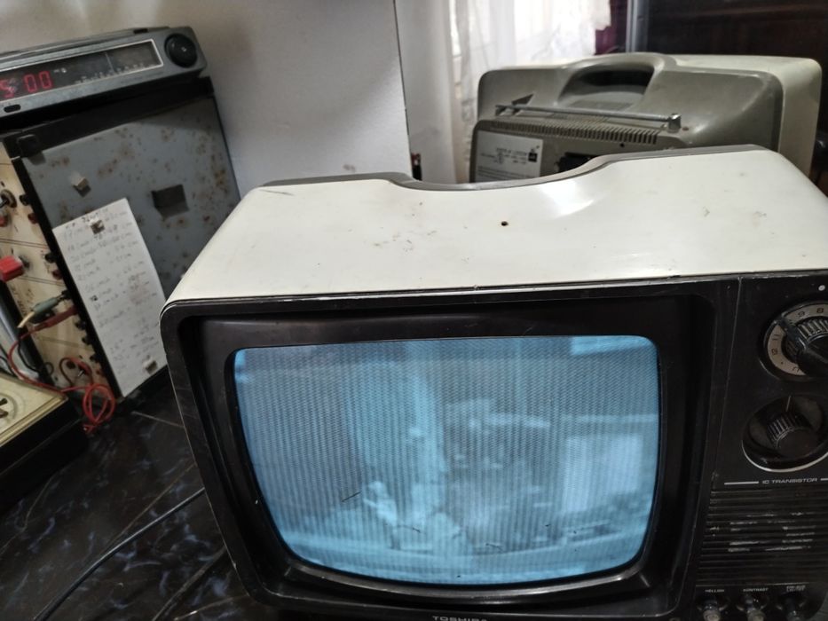 alb negru cu tub Toshiba