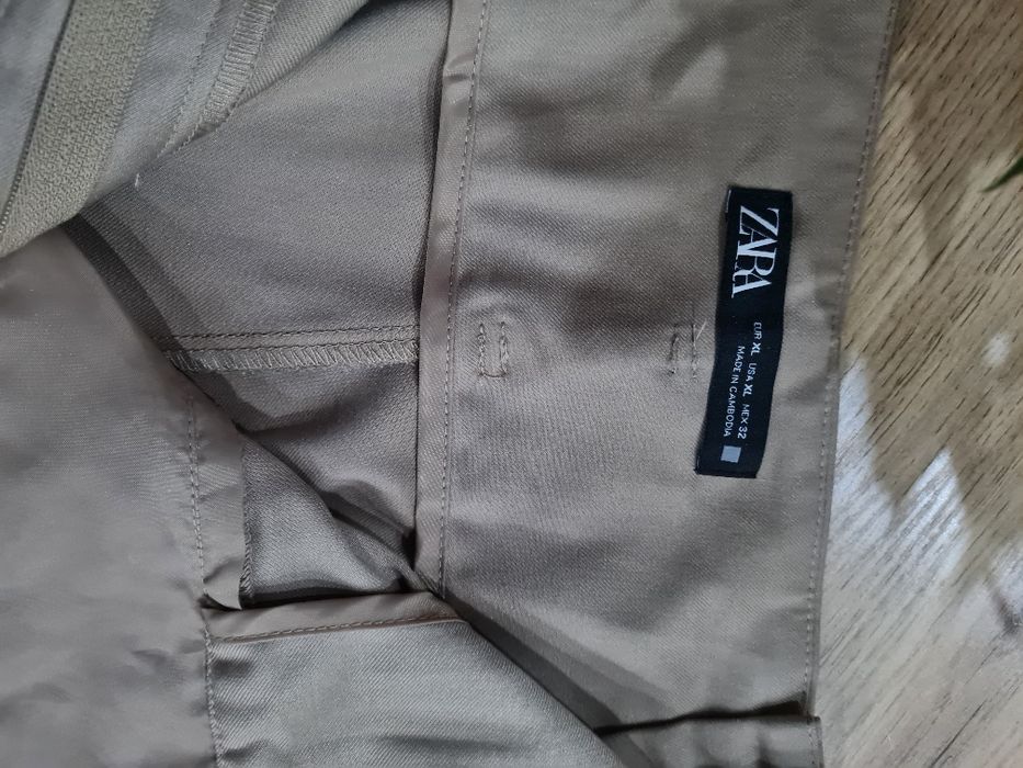 Женские классические брюки бежевого цвета Zara.