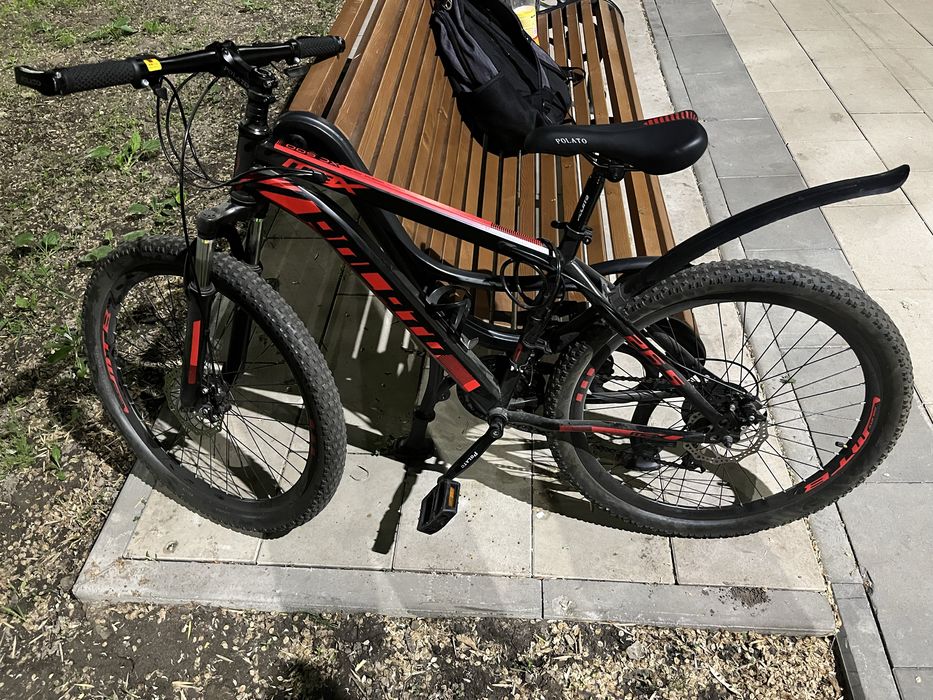 Велосипед красного цвета