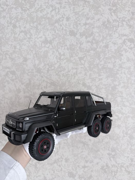 Колекционерски модел Mercedes-Benz G-class 6x6 Autoart 1/18