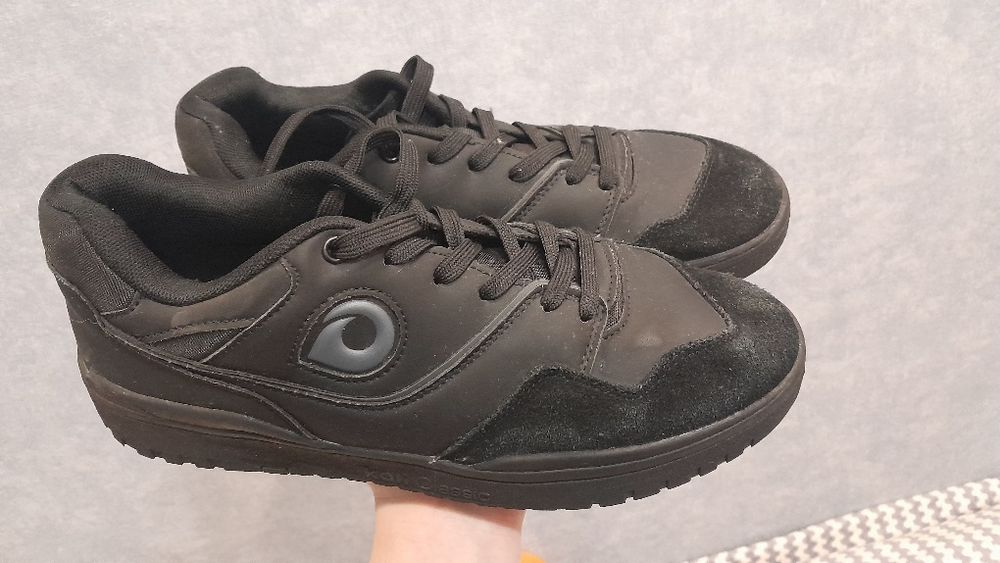 Продам кроссовки