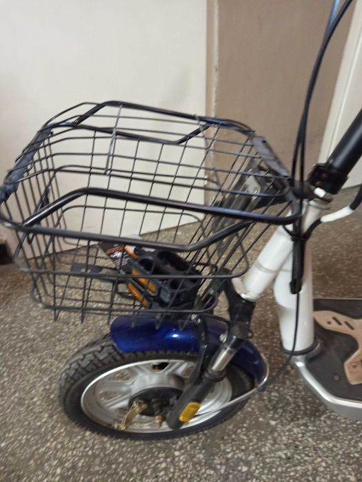 Електрически скутер с подаръци