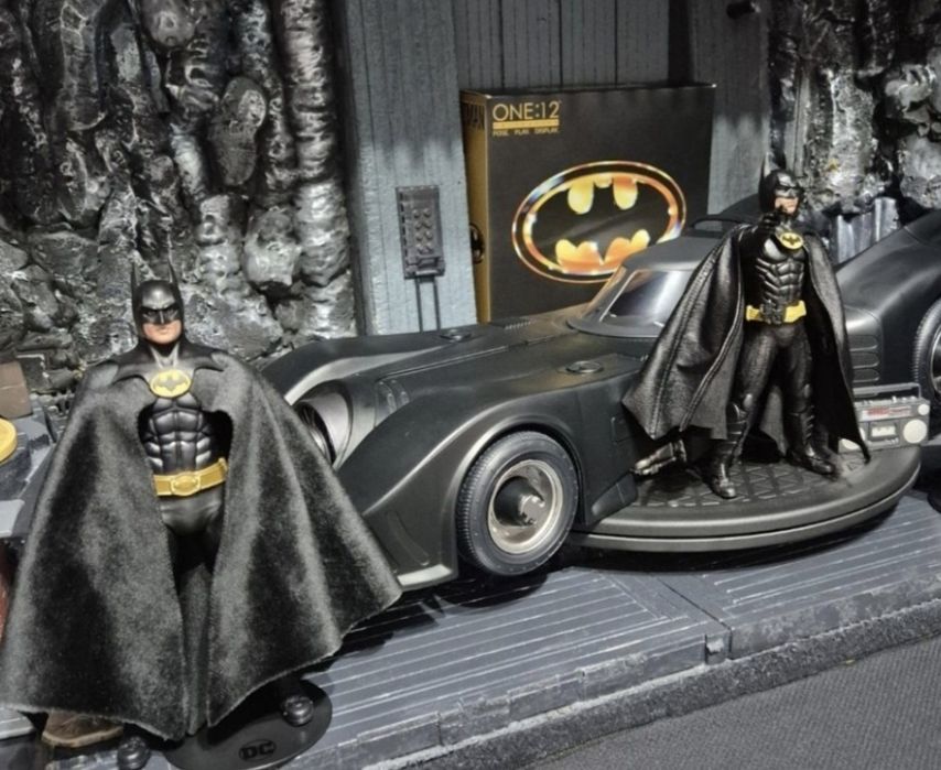 Negociabil vand set de 3 batmani si masina
Se vinde la set  figurinele. Batman neca game video 89,  Batman mcfarlane 89, Batman mezco one 12 89, si Ba