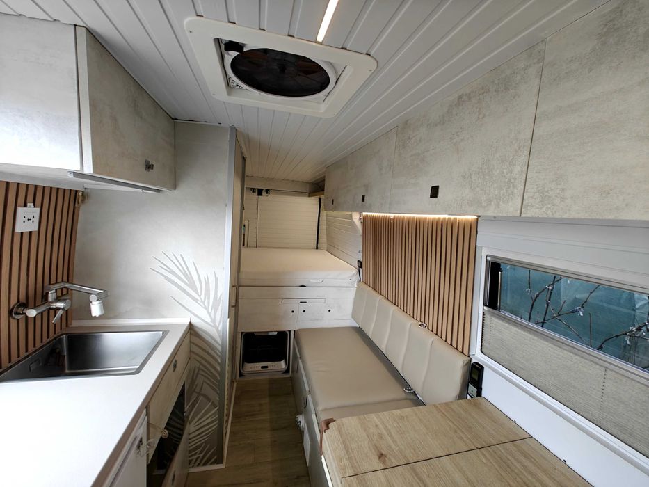 Autorulota customizata pentru calatorii Full-Time