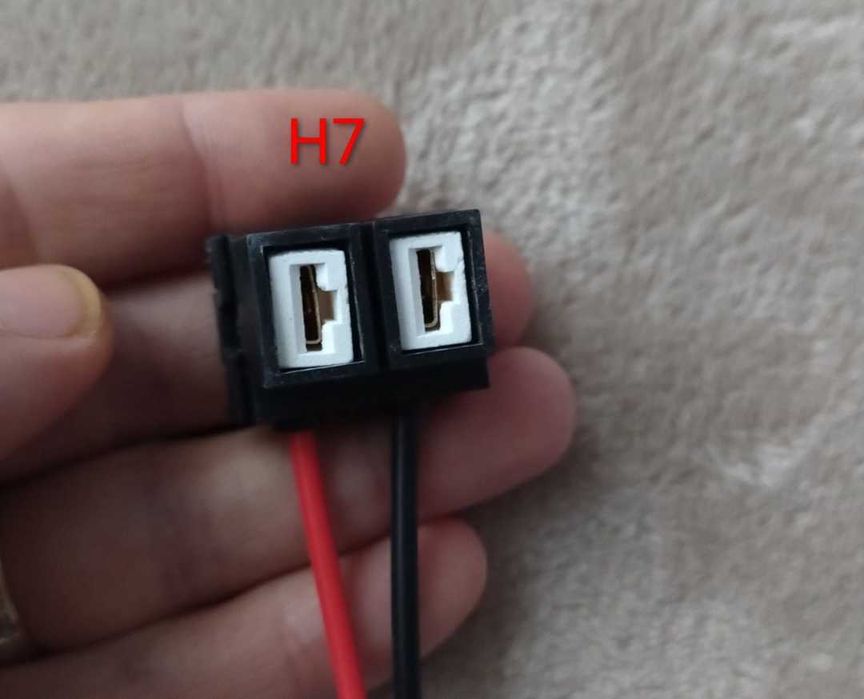 Set 2 mufe / Soclu pentru becuri H 11 , H 7 si H 4