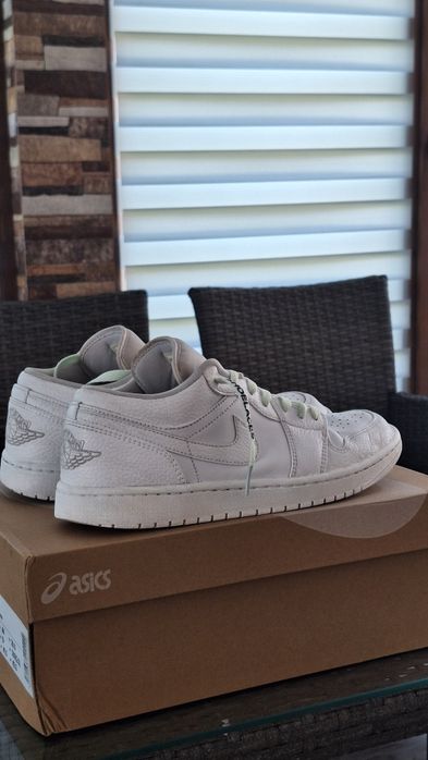 Jordan 1 low + off white laces