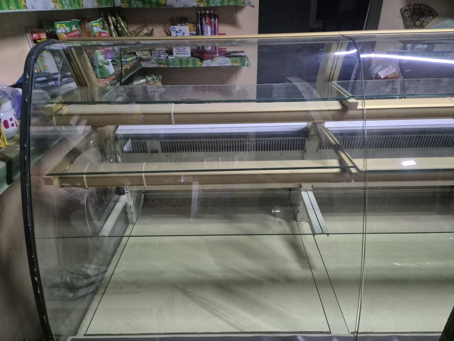 Vând vitrina de prăjituri
