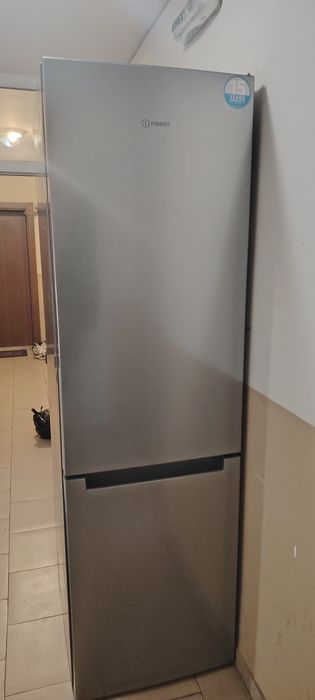 Хладилник с фризер indesit