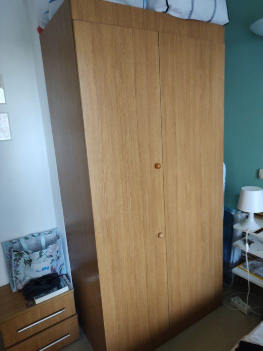 Гардероб с широка рамка и рафтове