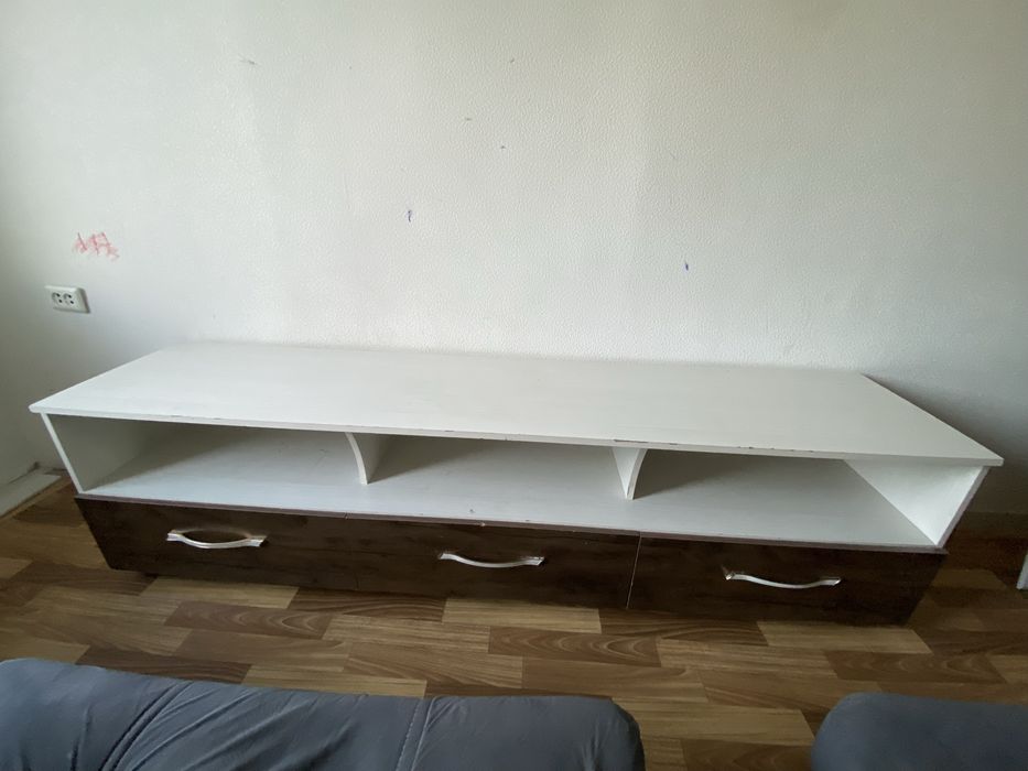 Продам тумбочку под телевизор срочно
