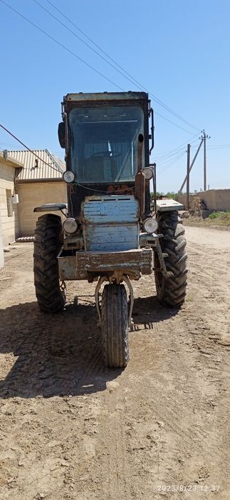 Traktor va somon preslaydigan sotiladi