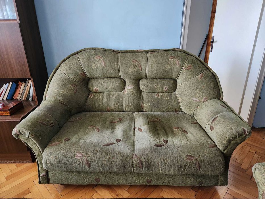 Дивани, табуретка и масичка за хол