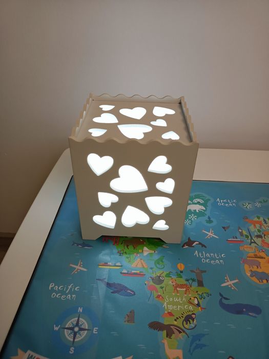 Бяла нощна лампа на сърца