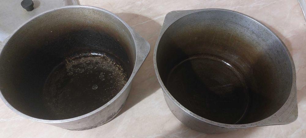 Продам чугунные кастрюли 2 шт