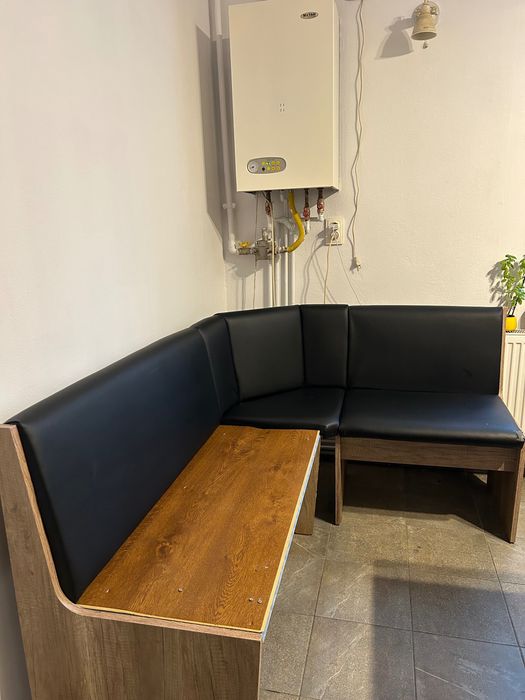 Set mobilier format din patru piese: cuier, masuta de cafea, masa de bucatarie si coltar