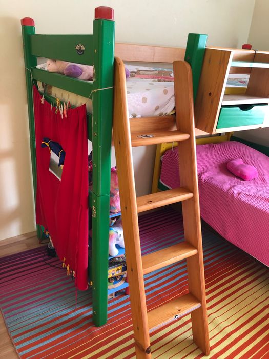 Dormitor  copiii cu paturi supraetajat  din lemn, vopseaua  ecologică