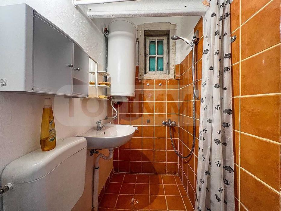 Двуетажна къща с голям парцел в Морската градина