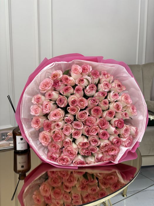 Розовые  цветы свежие………..