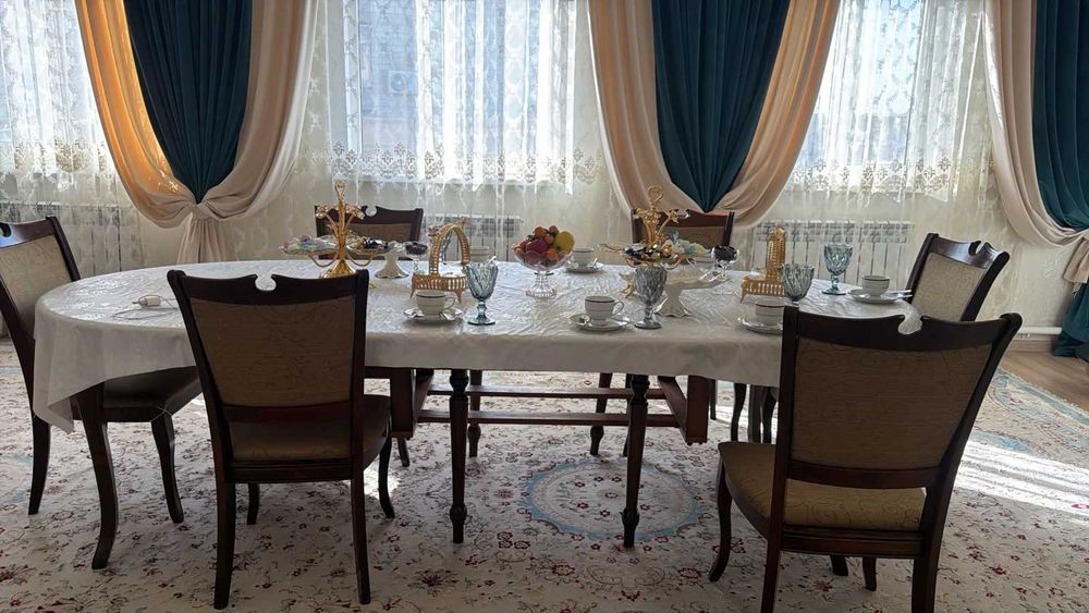 Стол и стулья для зал