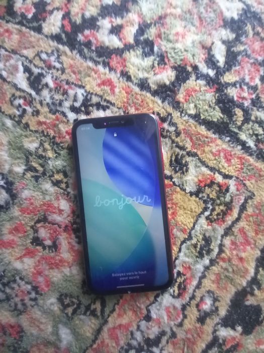 Dând IPhone 11 culoare roșie