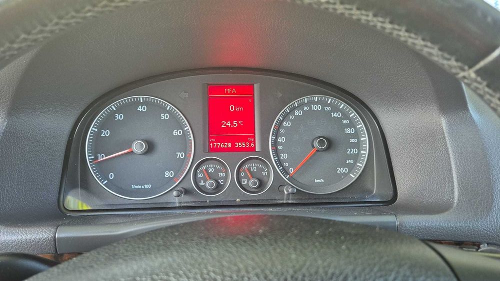 Vând VW Touran, 1.4 benzină, an 2007, culoare gri. 177.628 km. Rulaj redus în România. Cârlig remorcare. Preț: 2.700 €