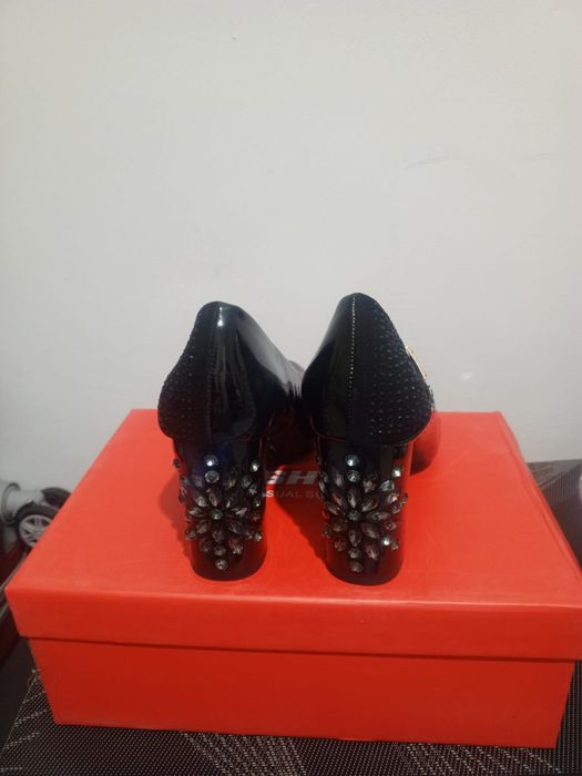 Срочно продам женские туфли