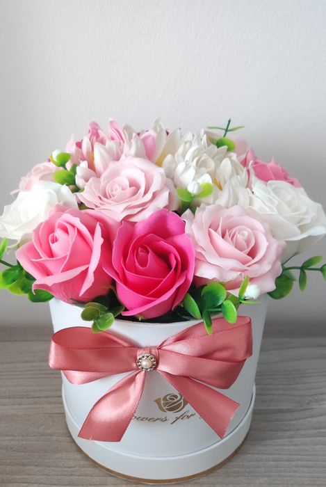 Бокс с  изкуствени рози