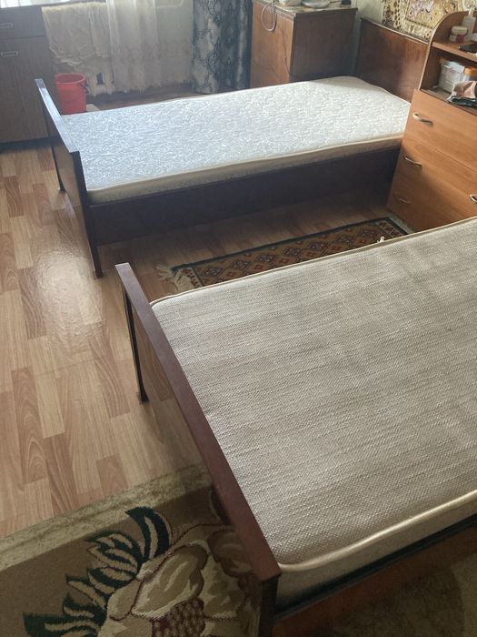 Продам  2 кровати   Односпалки Румынияцена за две  ,дерево