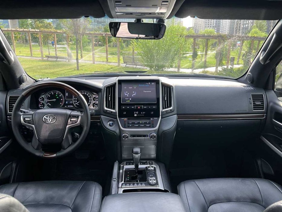 Посуточная аренда автомобиля без водителя Toyota Land Cruiser 200