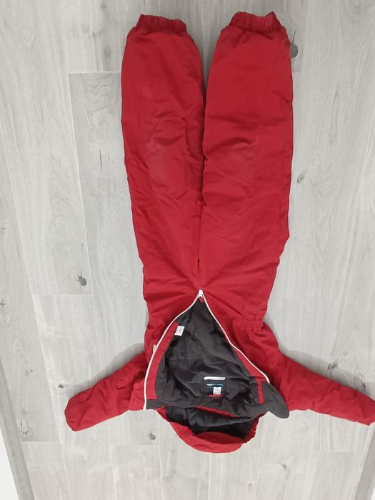 Vând costum ski rosu