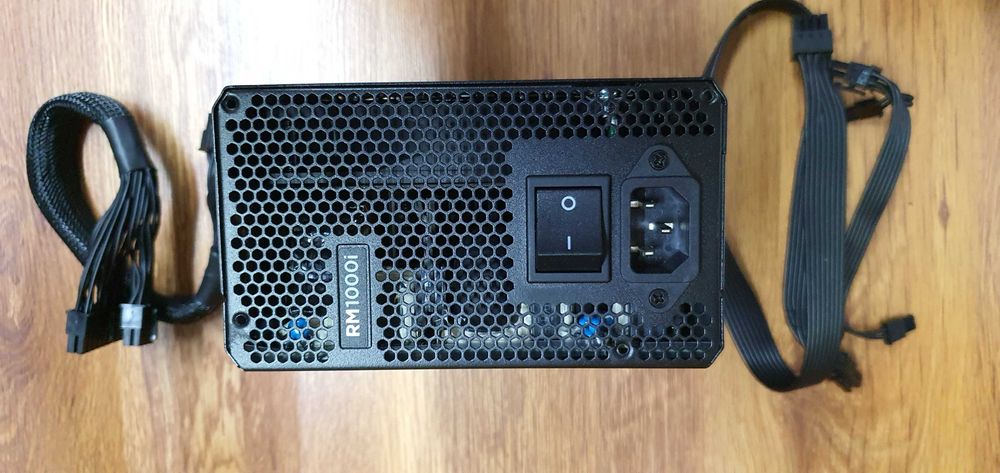 Sursa full modulara Corsair RM 1000i cu cabluri.