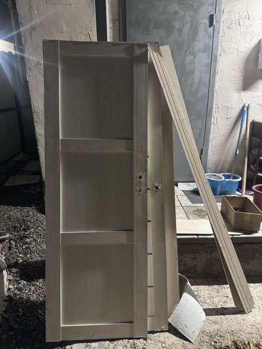 продам 4 двери картонные
