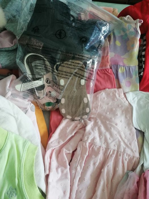 Hăinuțe frumoase și jucării pentru fetița  0-3 ani.