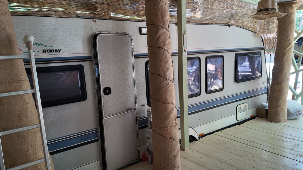 Продава каравана с просторен навес на морето