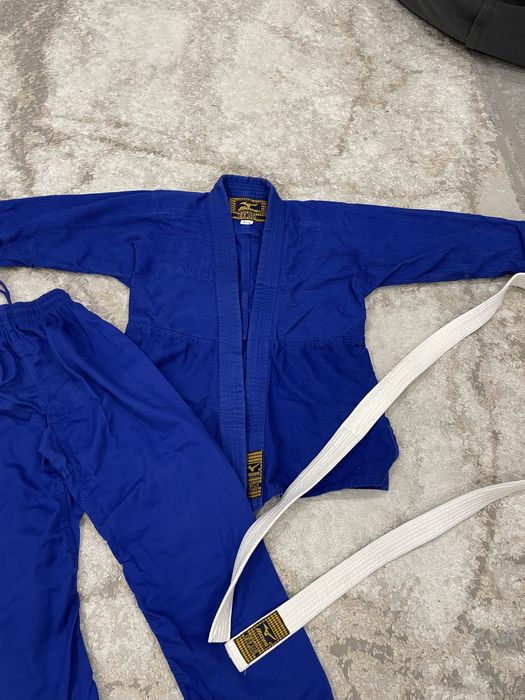 Продам кимоно на 5-7 лет