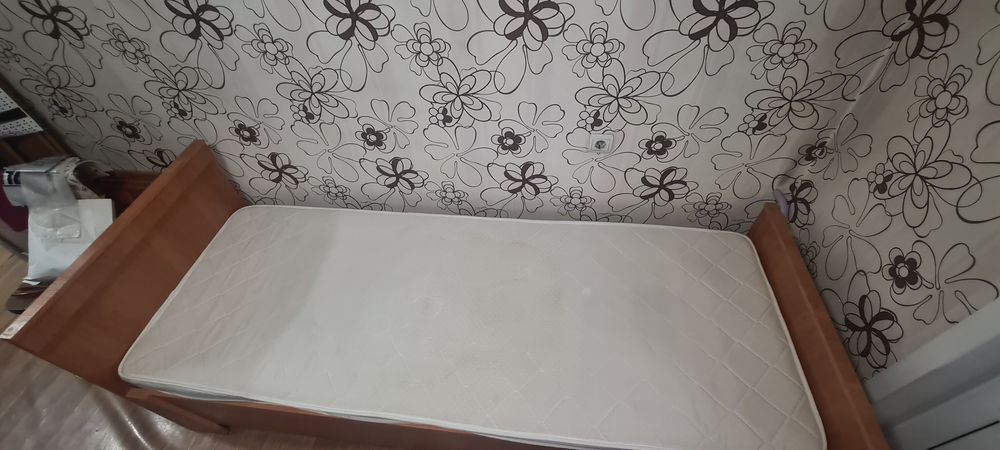 Продам кровать односпальную с матрасом