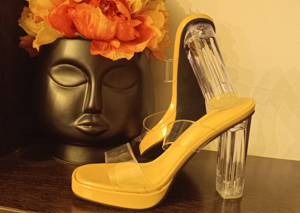 Sandale cu toc transparent