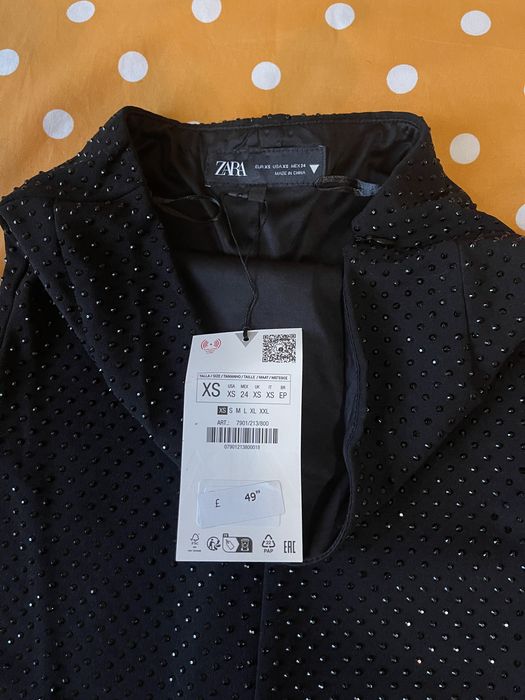 Salopeta scurta si pietre, Zara