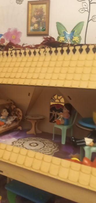 Деревянный кукольный домик