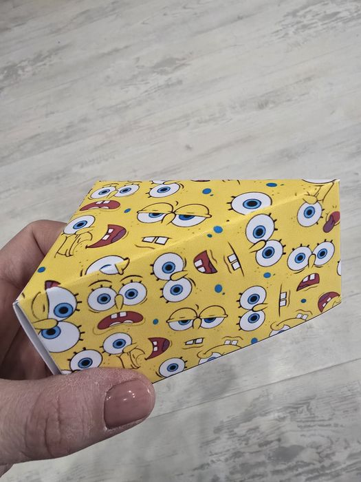 Картонена торта с любим герой – персонализиран подарък за детско парти