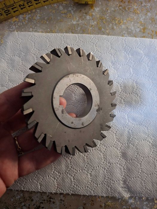 Freză disc cu trei tăișuri și dinți în zigzag