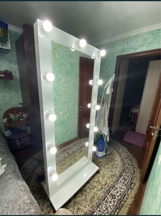 Зеркало с лампочками