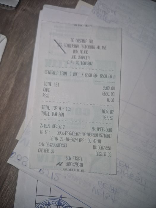 Vând centrală,nefolosită  este pe lemne