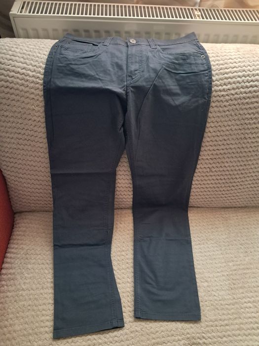Se vând pantaloni de blugi