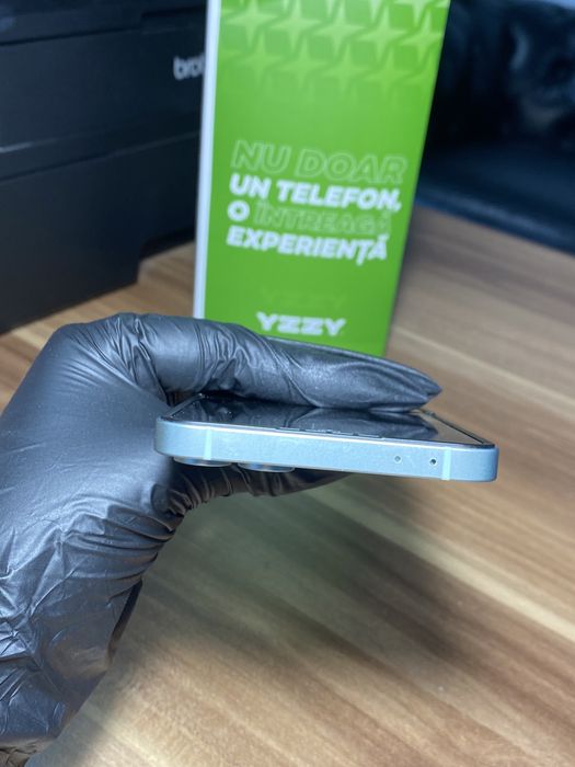 Samsung Galaxy Z Flip6 • 256 GB • Mint