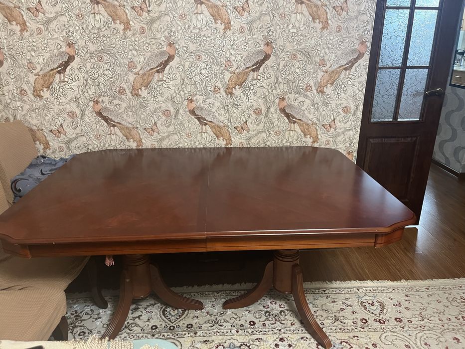 Продам стол для гостиной